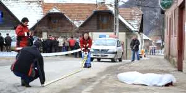 Cadavrul femeii a fost abandonat în plină stradă. Foto: Bogdan Crăciun