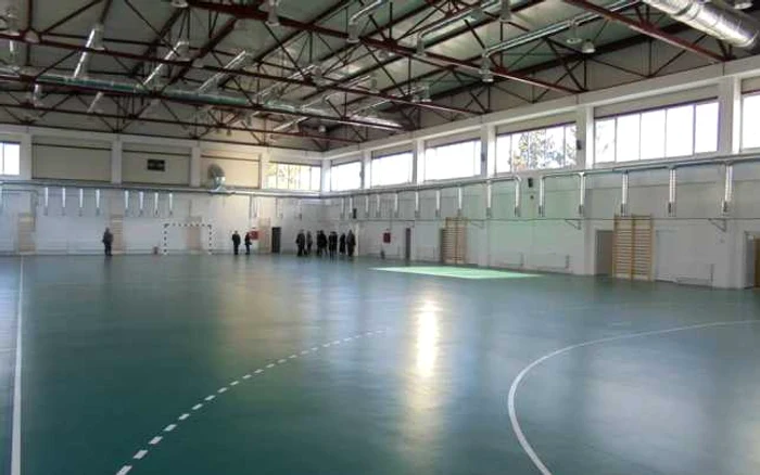 Obiectivul specific al proiectului a fost modernizarea salii de sport cu 300 locuri la Liceul Tehnologic Petrol Moreni, judetul Dambovita