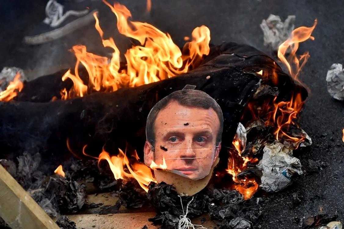 revolta macron 2 png