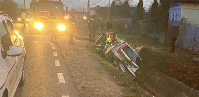 Prima maşină s-a oprit într-un cap de pod. Foto IPJ Argeş