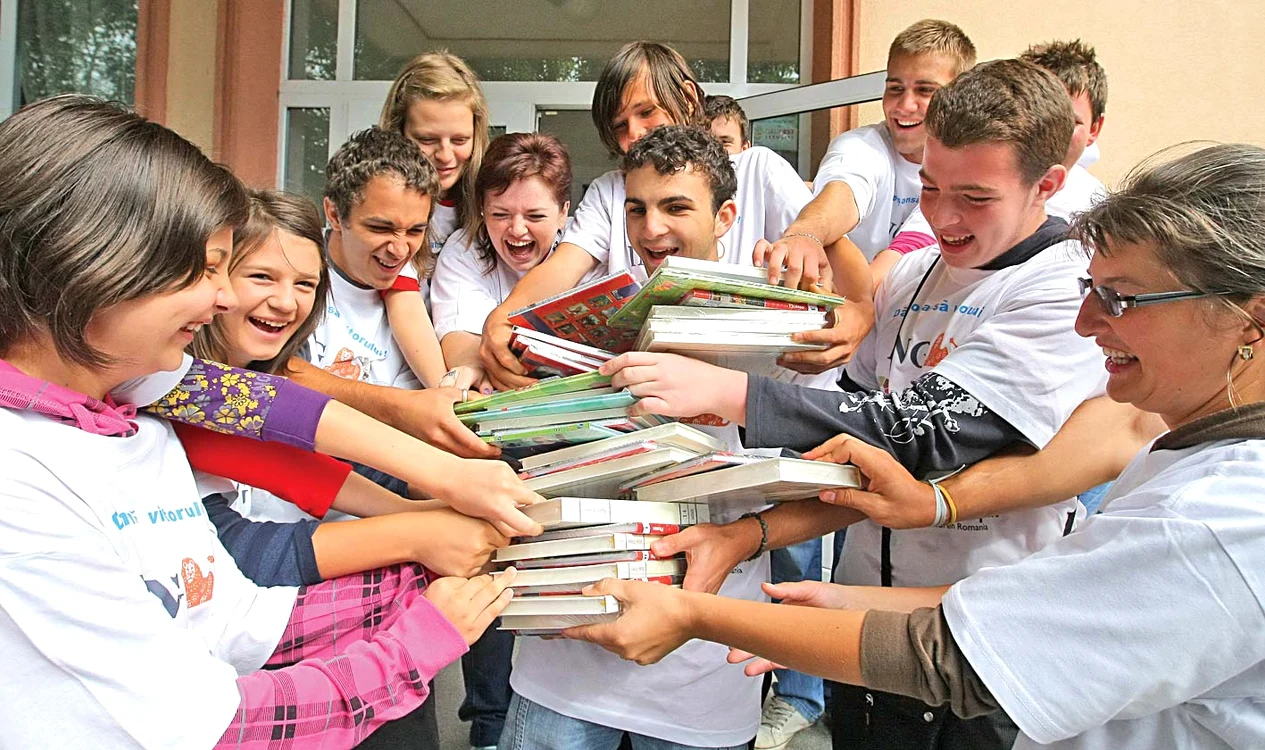 Ministerul Educaţiei cumpără 3,6 milioane de cărţi şcolare pentru liceu