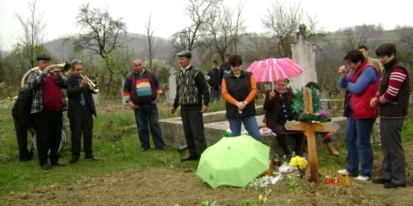 În acest an, trupa de lăutari a fost condusă de însuşi viceprimarul comunei care a cântat la trompetă