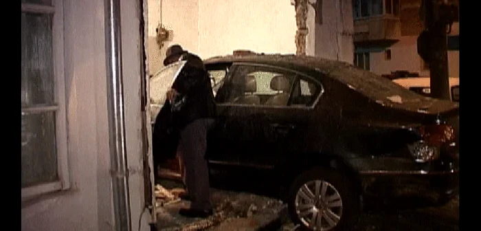 Maşina a intrat aproape cu totul în casă