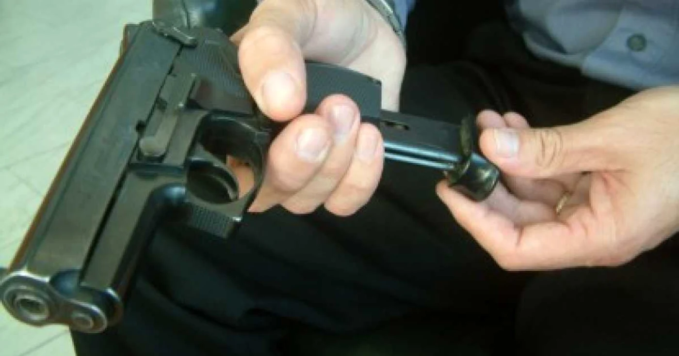 Poliţiştii au verificat arma