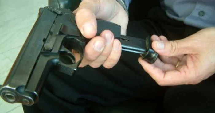 Poliţiştii au verificat arma