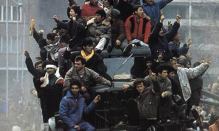 Dezbatere „Historia” de la ora 11 00: Decembrie 1989, revoluţie sau lovitura de stat? De ce s a prăbuşit comunismul? png