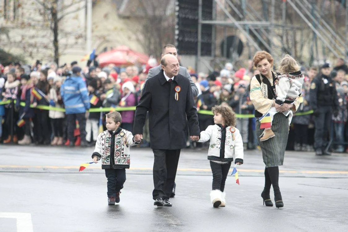 
    Ioana și Radu au fost, alături de fostul președinte și de copiii Elenei Băsescu, vedetele paradei de 1 Decembriefoto: Facebook  