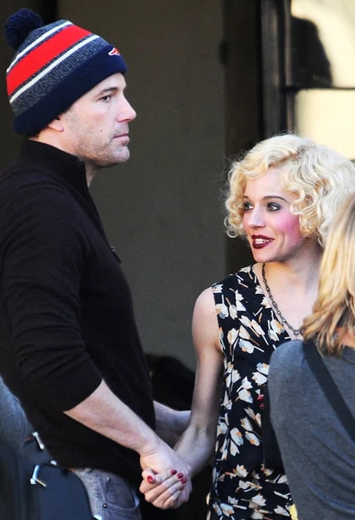 Ben Affleck și Siena Miller se țin de mână și în pauzele filmărilor