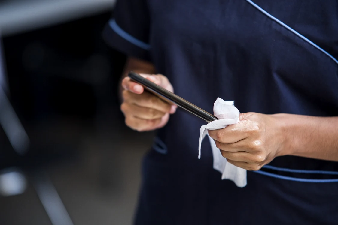 E foarte important să inspectăm porturile și starea telefonului