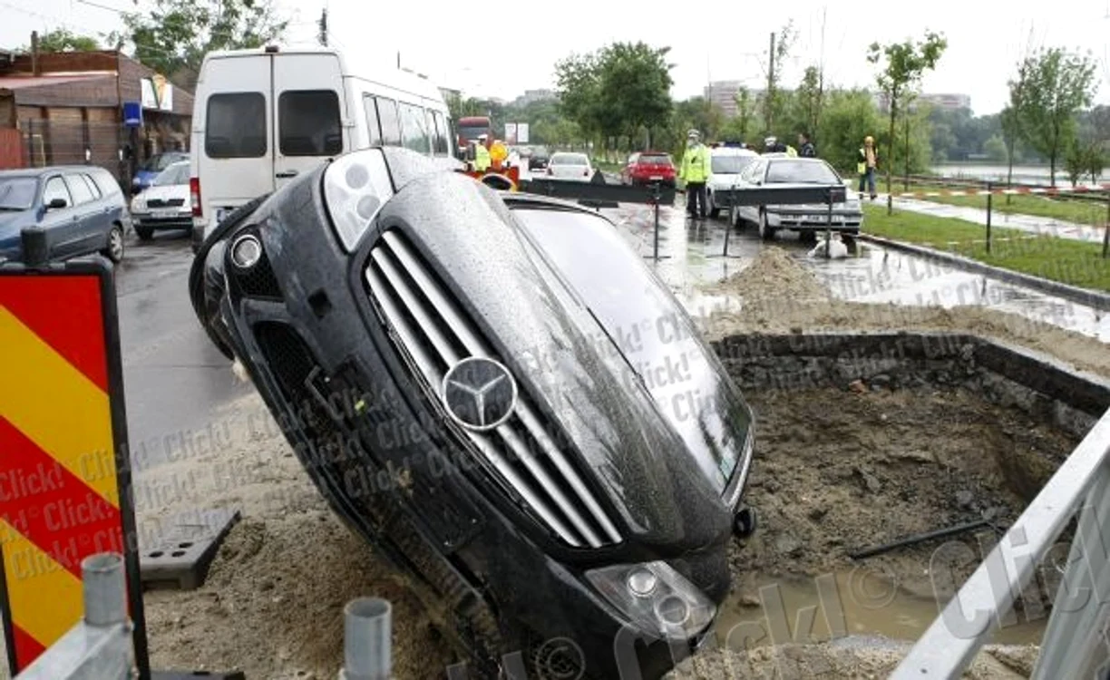 Maşina a ajuns în groapă, în ciuda faptului că aceasta era semnalizată. (Foto: Eduard Enea/ Adevărul)