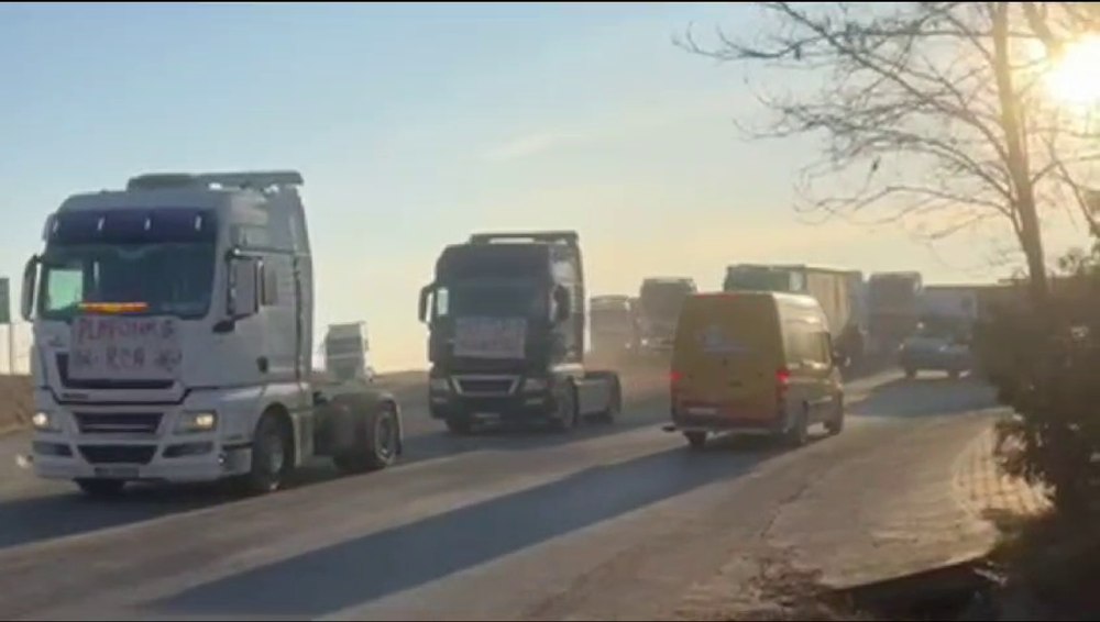 Zeci de camioane și de tractoare se îndreaptă spre Capitală, din estul țării, la protestul fermierilor și transportatorilor VIDEO