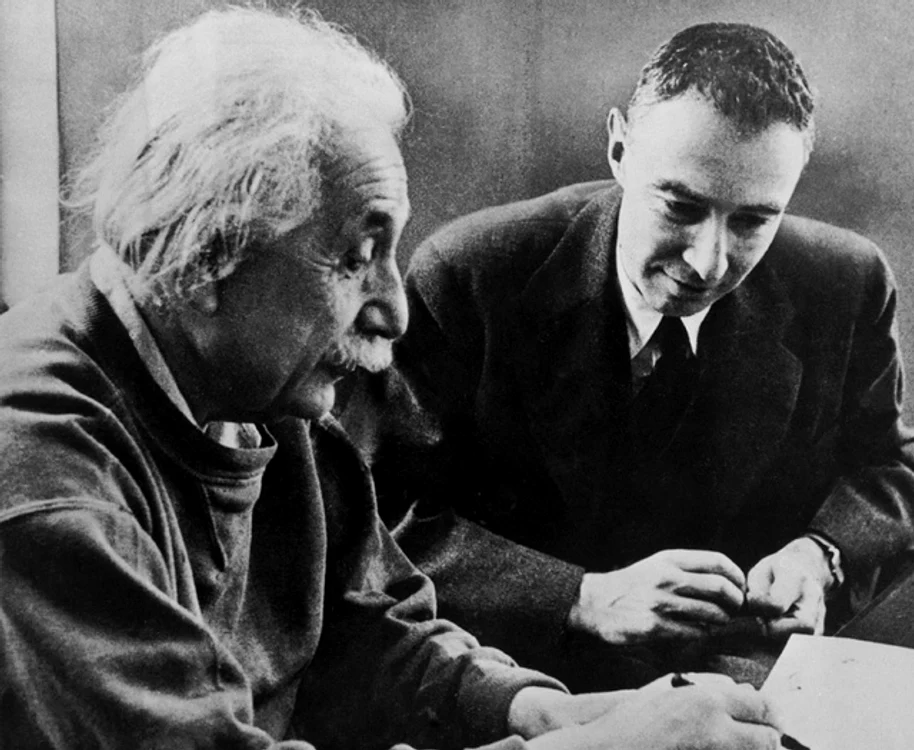 J. Robert Oppenheimer şi Albert Einstein
