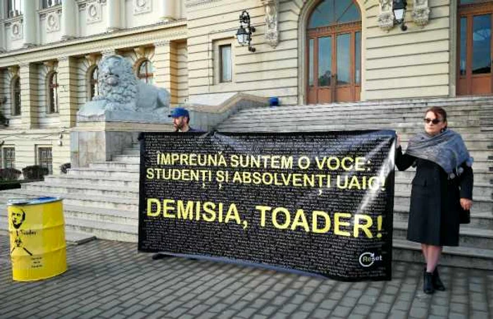 Banner care conţine numele semnatarilor petiţiei. FOTO Facebook