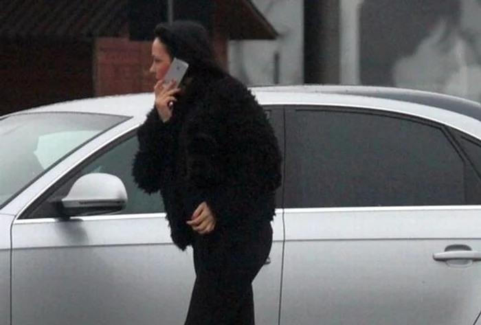 
    După ce a făcut cumpărături, cântăreaţa a demarat în trombă foto: Blitz  