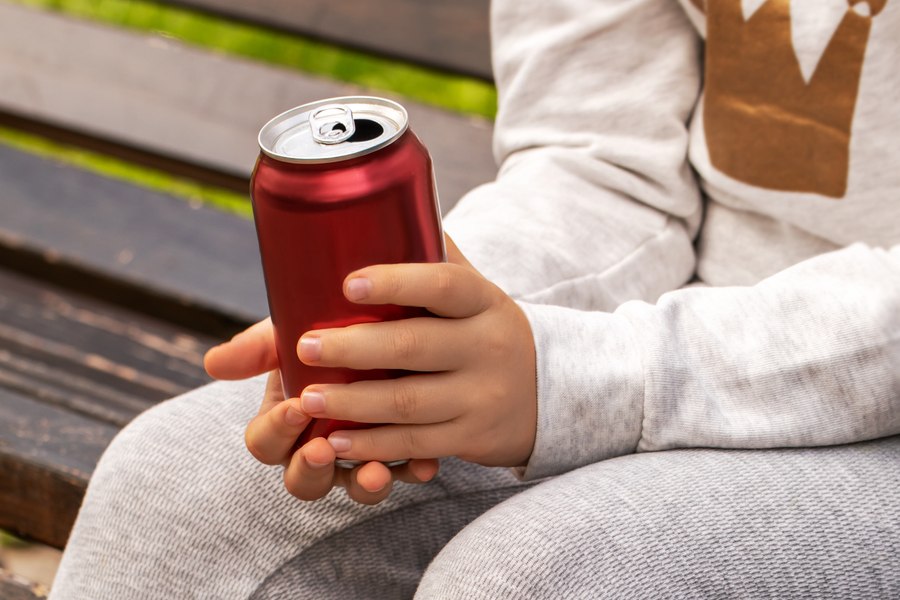 Energizantele, un pericol real pentru consumatori. Medic: „Absorbția de cofeină e mult mai rapidă la băuturile efervescente”