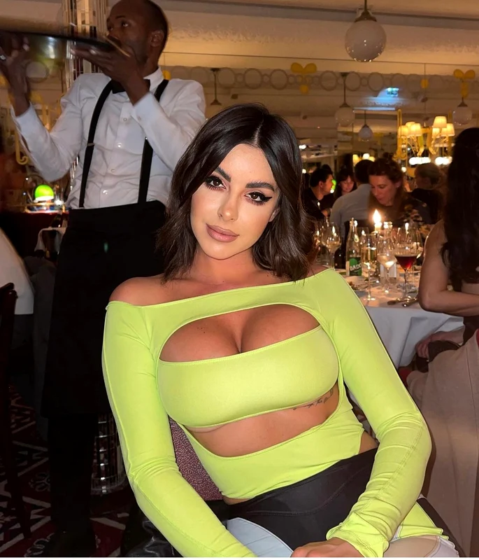  Natalia Mateuț nu se distrează totuși singură sau doar în compania prietenelor sale