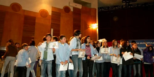 Elevii cu rezultate deosebite la învățătură, răsplătiți cu bani și diplome