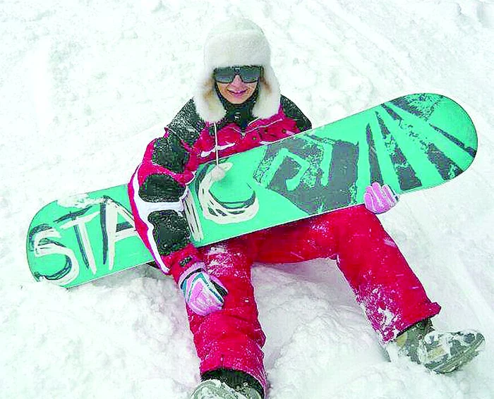 Bruneta a căzut cu placa pe pârtie