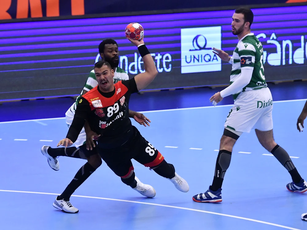 
    Mohamed Ashem Shebib Mamdouh a înscris un gol din trei aruncări în meciul cu SportingFoto: sportpictures.eu  