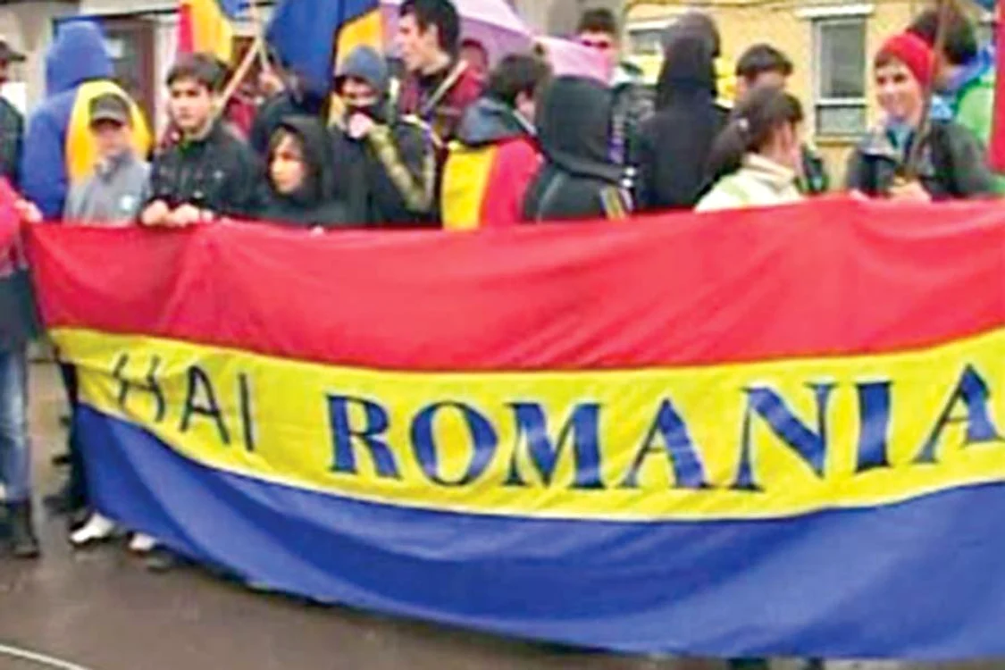 Sabina Elena,  de 15 ani, se teme  să mai iasă din casă (Fotografii: Facebook, bzi.ro)