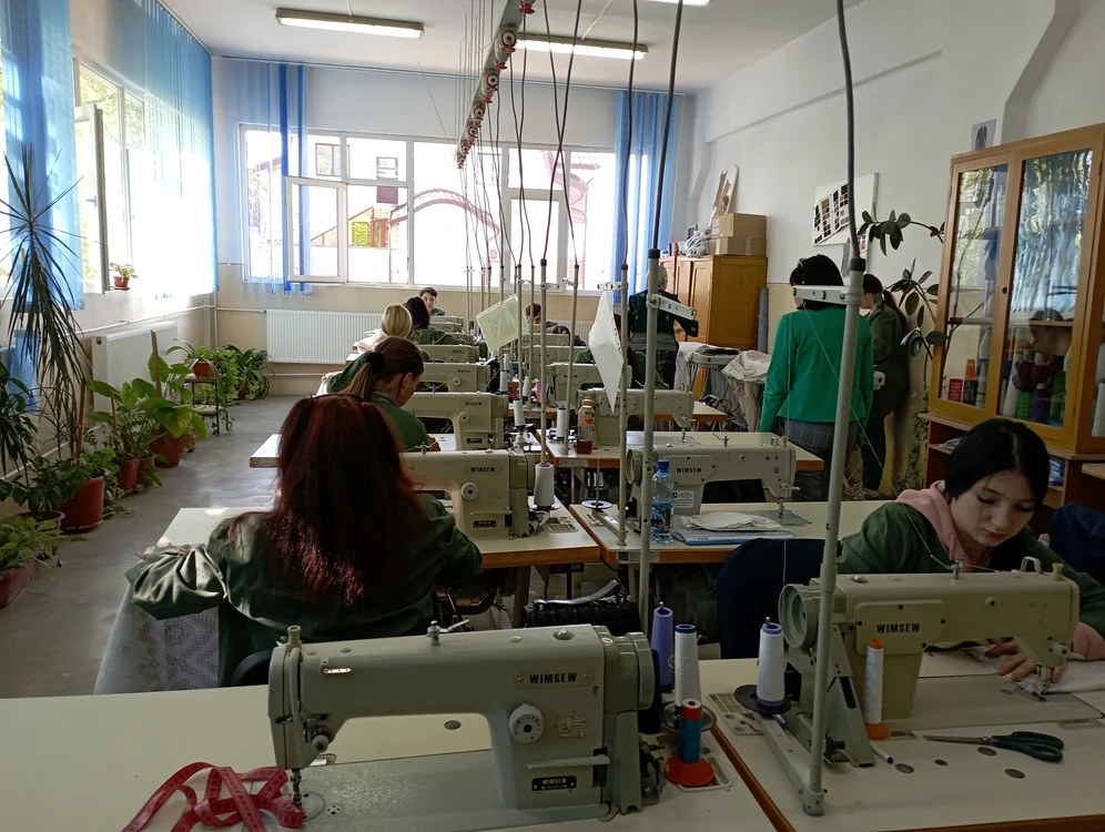 Elevii textiliști la practică FOTO Cosmin Zamfirache