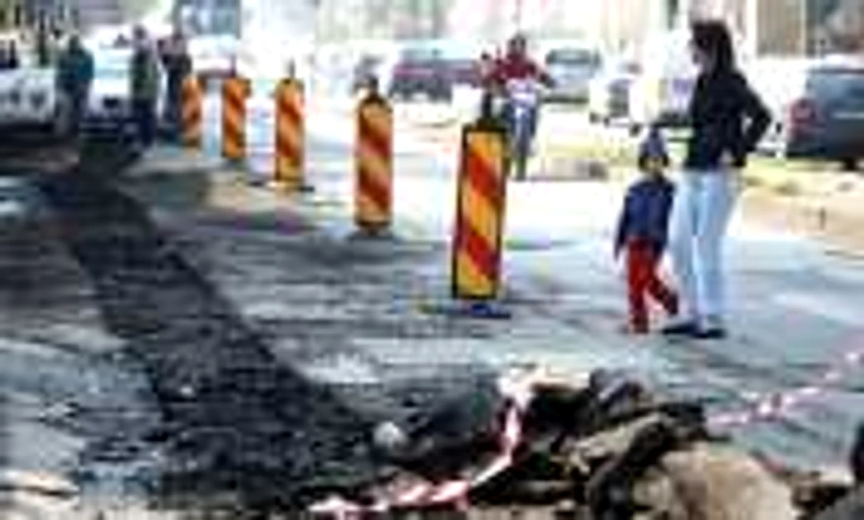 Strada Brâncoveanu a fost spartă acolo unde urmează să fie schimbate reţelele de utilităţi