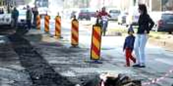 Strada Brâncoveanu a fost spartă acolo unde urmează să fie schimbate reţelele de utilităţi