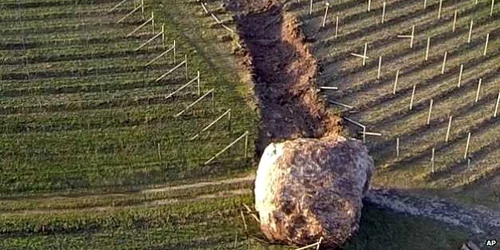 O familie dintr-un sat din Italia a fost cât pe ce să-şi vadă casa pusă la pământ de un bolovan uriaş care a început să se rostogolească din cauza alunecărilor de teren.  