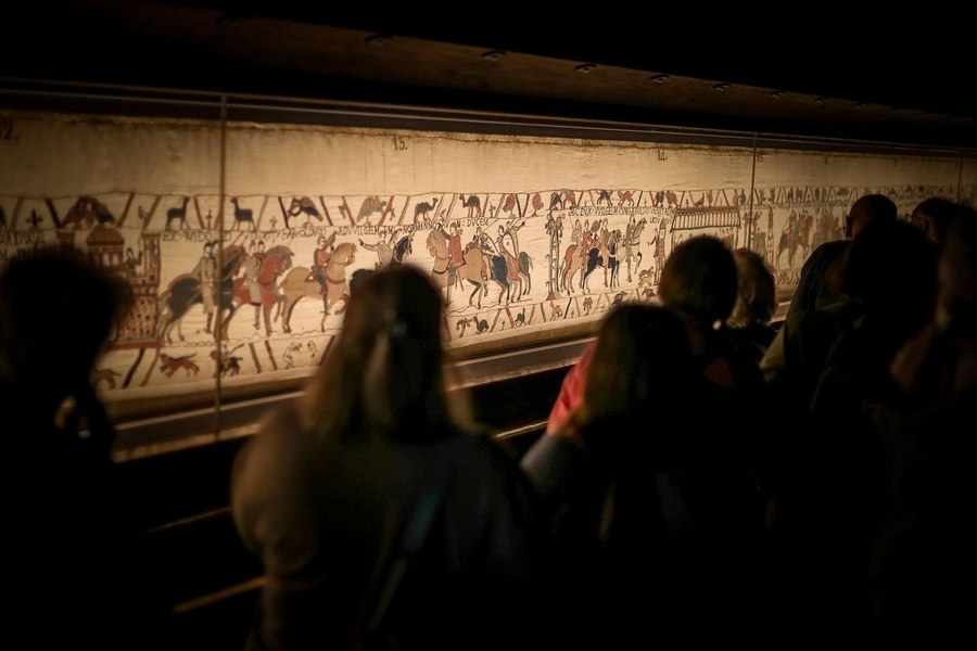 Tapiseria de la Bayeux a suferit o mică ruptură după transferul la Londra. Ministrul francez al Culturii: „Nu există deteriorări majore”