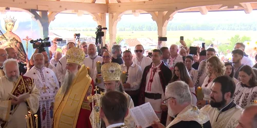 Cununia religioasă a liderului AUR George Simion cu Ilinca de la Măciuca Vâlcea Foto captură video 1 jpg