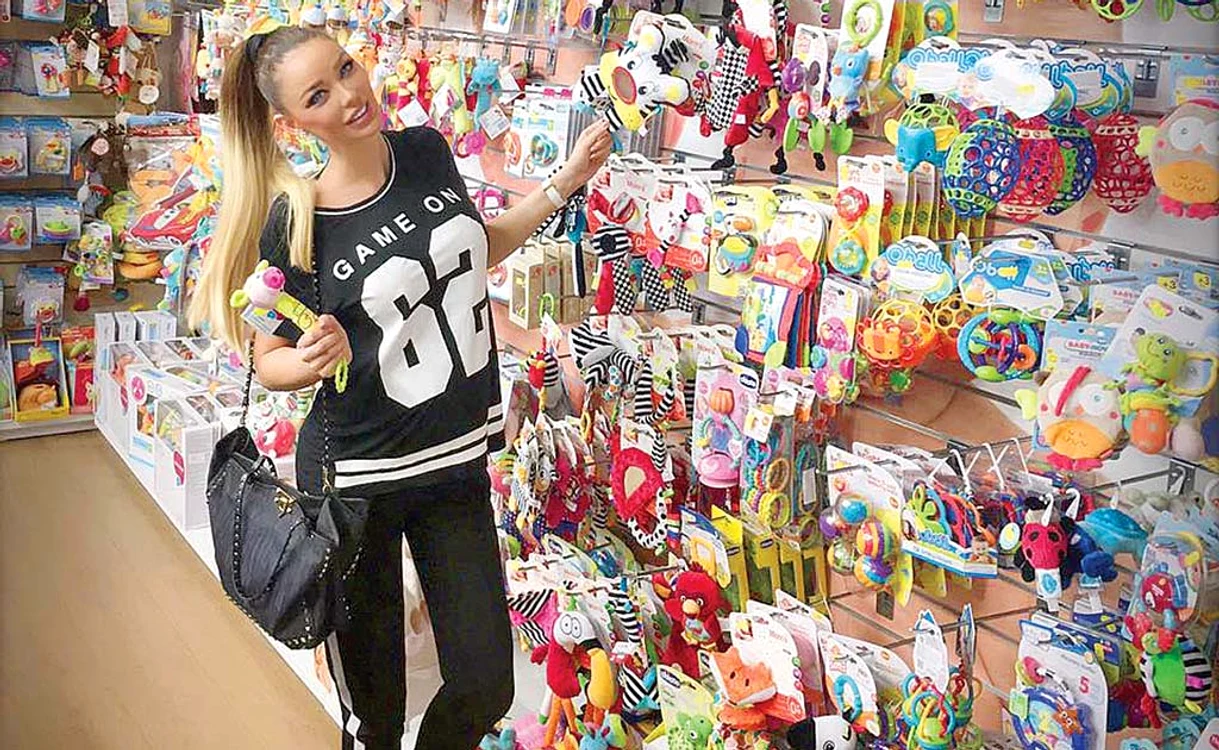 
    Bianca Drăguşanu  a devenit luni mămică, iar micuţa Sofia  a avut la naştere  3,200 kg şi 48 cm  