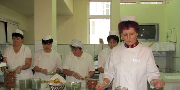 Mâncarea este pregătită de bucătari