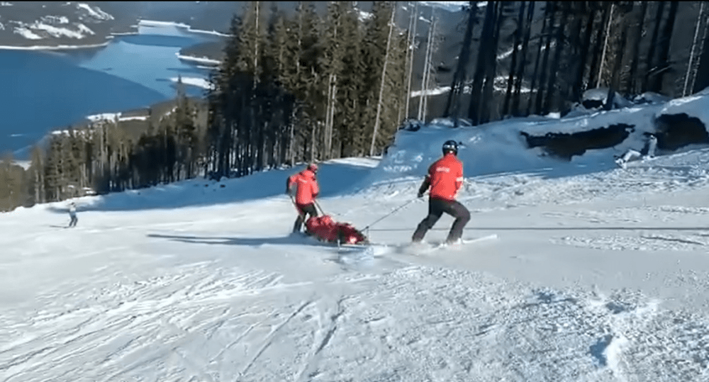 Salvamontiști agresați într-o misiune. Reacție: „Salvatorii au voie cu snowmobilul pe pârtie” VIDEO