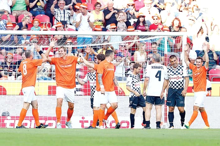 Dirk Nowitzki se bucură după un gol