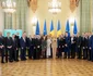 Gheorghe Hagi, înconjurat de familiei și de marii sportivi ai României la Palatul Cotroceni. FOTO: Administrația Prezidențială