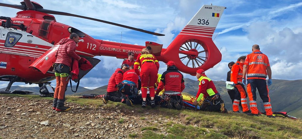 Tragedie pe munte: 4 morţi, după ce un autoturism s-a răsturnat într-o prăpastie. Un bărbat a supraviețuit miraculos