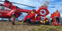 O mașină a căzut în prăpastie. Un supraviețuitor, preluat cu elicopterul