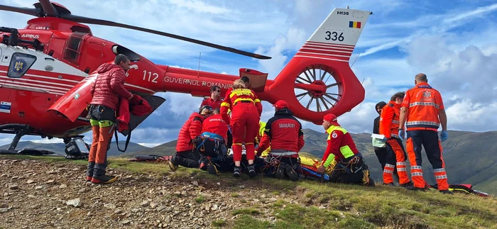 La fața locului a ajuns și un elicopter SMURD FOTO: Salvamont Argeș