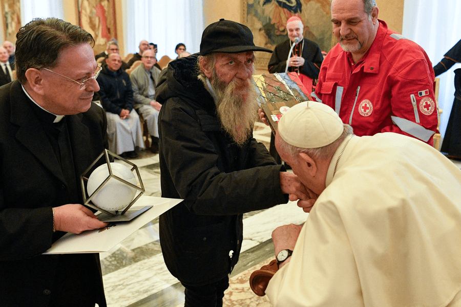  Papa Francisc la 86 de ani: a sărutat mâna unui om al străzii FOTO