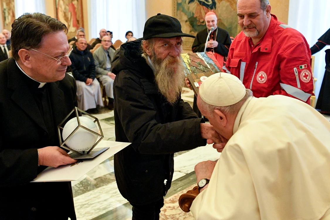 Papa Francisc i-a sărutat mâna unui bărbat fără adăpost FOTO Profimedia 
