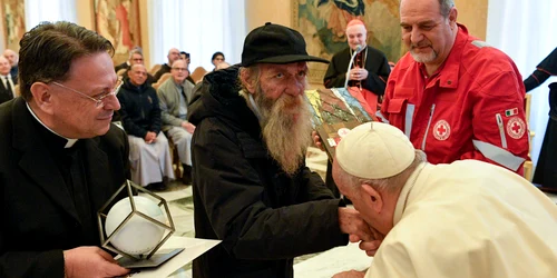 Papa Francisc aniversare 86 de ani barbat făra adăpost saruta mana Vatican FOTO Profimedia jpg