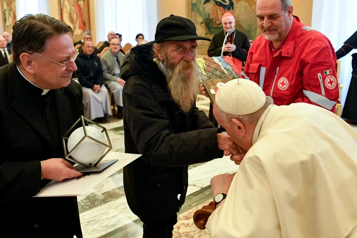 Papa Francisc i-a sărutat mâna unui bărbat fără adăpost FOTO Profimedia