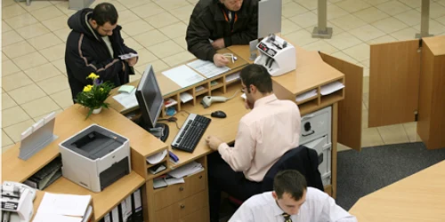 Sucevenii se prezintă la firmele de asigurări pentru a încheia poliţele obligatorii