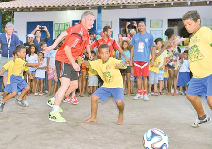 
    Nemţii au jucat fotbal cu copiii la vizita făcută  în şcoala braziliană  