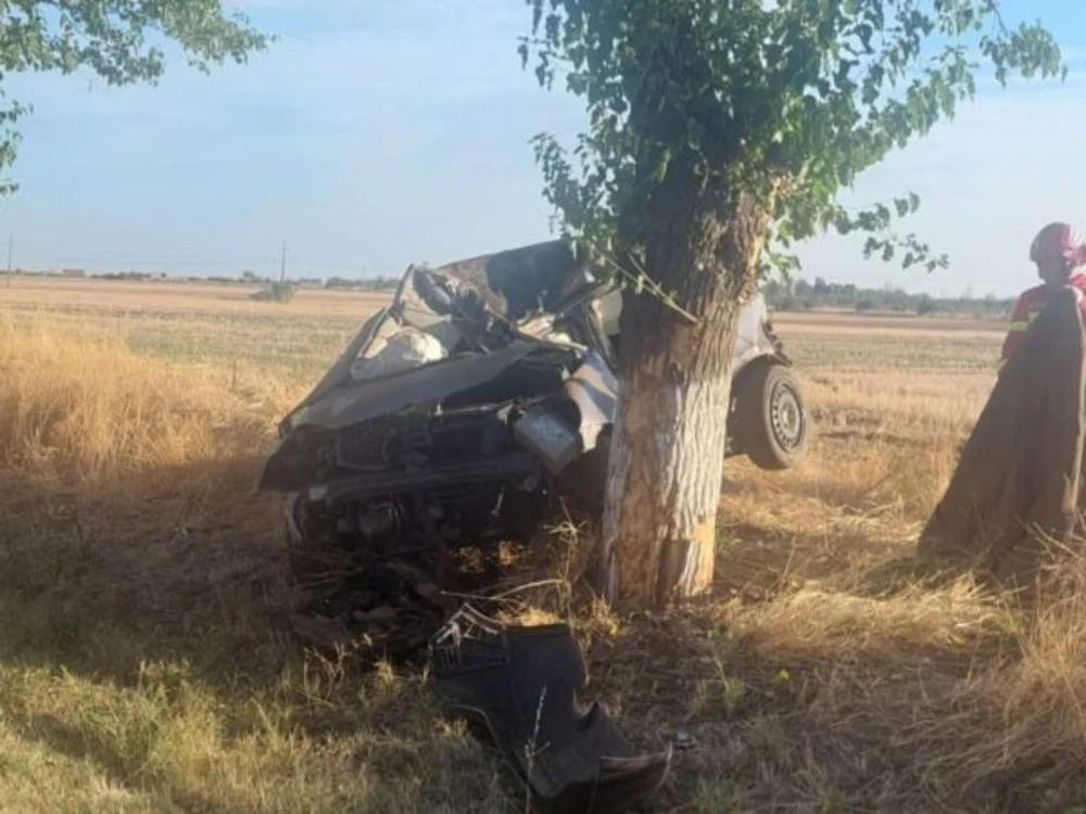 Accident mortal în Olt: Un tânăr de 18 ani a intrat cu mașina într-un copac, în timp ce conducea spre liceu