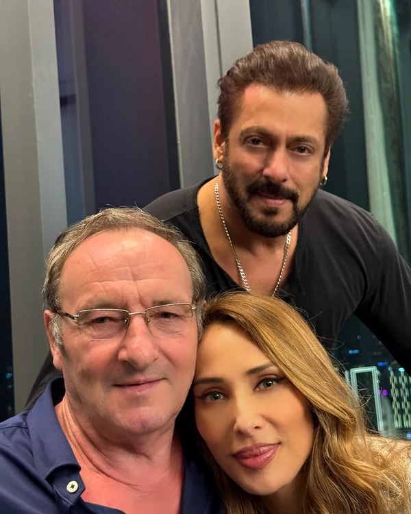 Iulia cu tatăl ei și cu Salman jpg