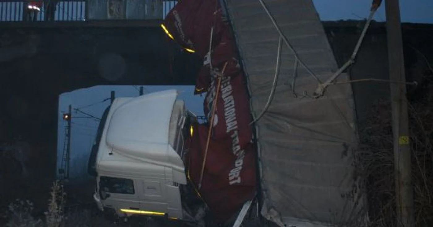 TIR-ul a căzut de la o înălțime de opt metri