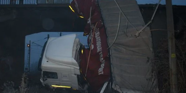 TIR-ul a căzut de la o înălțime de opt metri