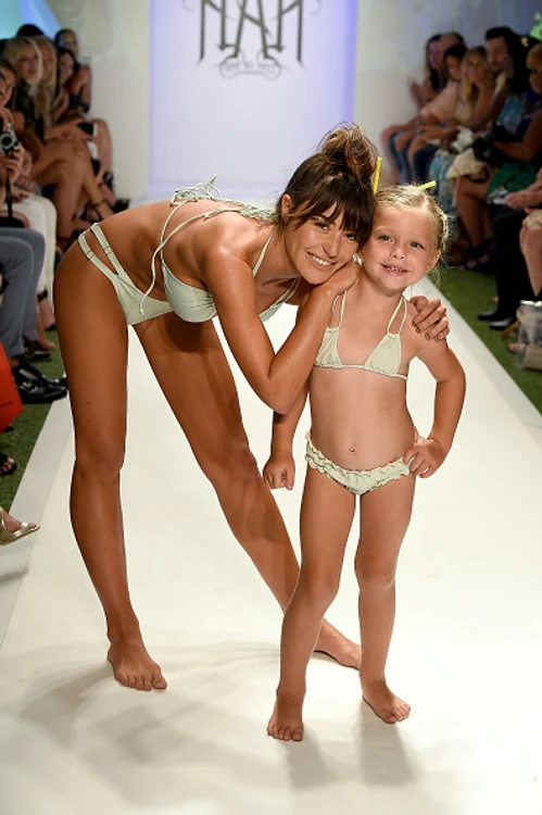 Internauții au fost deranjați de imaginile cu copii în costume de baie