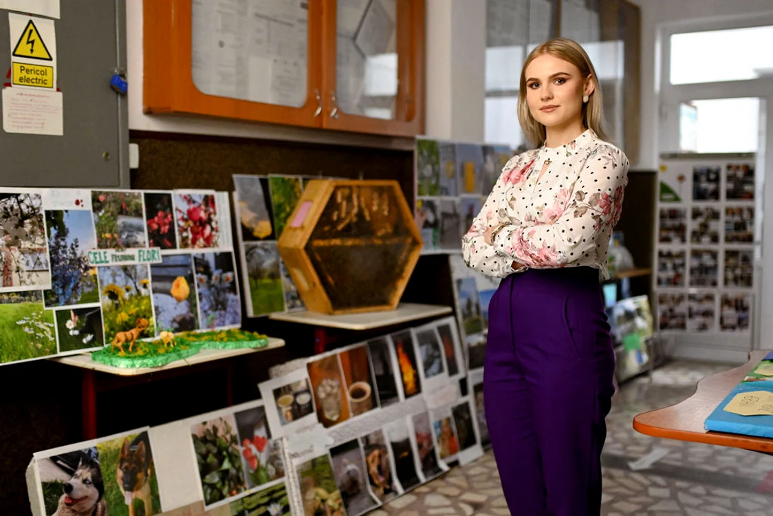 Bianca folosește benzile desenate ca metodă de predare a limbii franceze FOTO proiectulmerito.ro